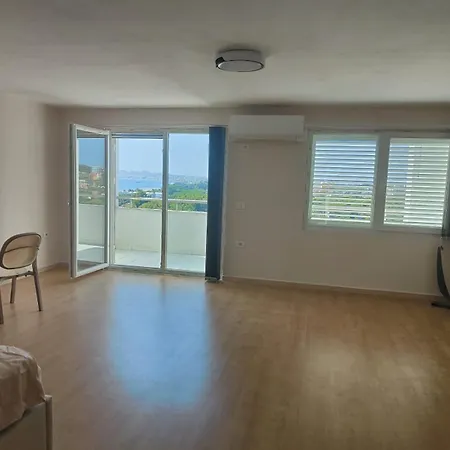 Magnifique Duplex Avec Terrasse Et Balcon Vue A 100m De La 3 * Durres