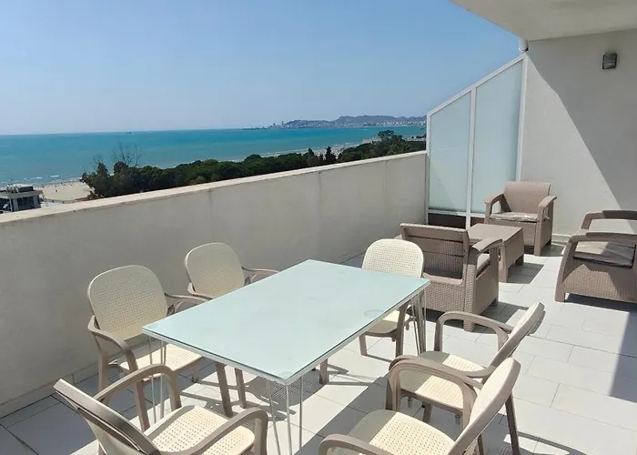Apartament Penthouse D'exception Avec Rooftop Vue Et Colline 3 Sur 2 Etages 100m De La Durrës